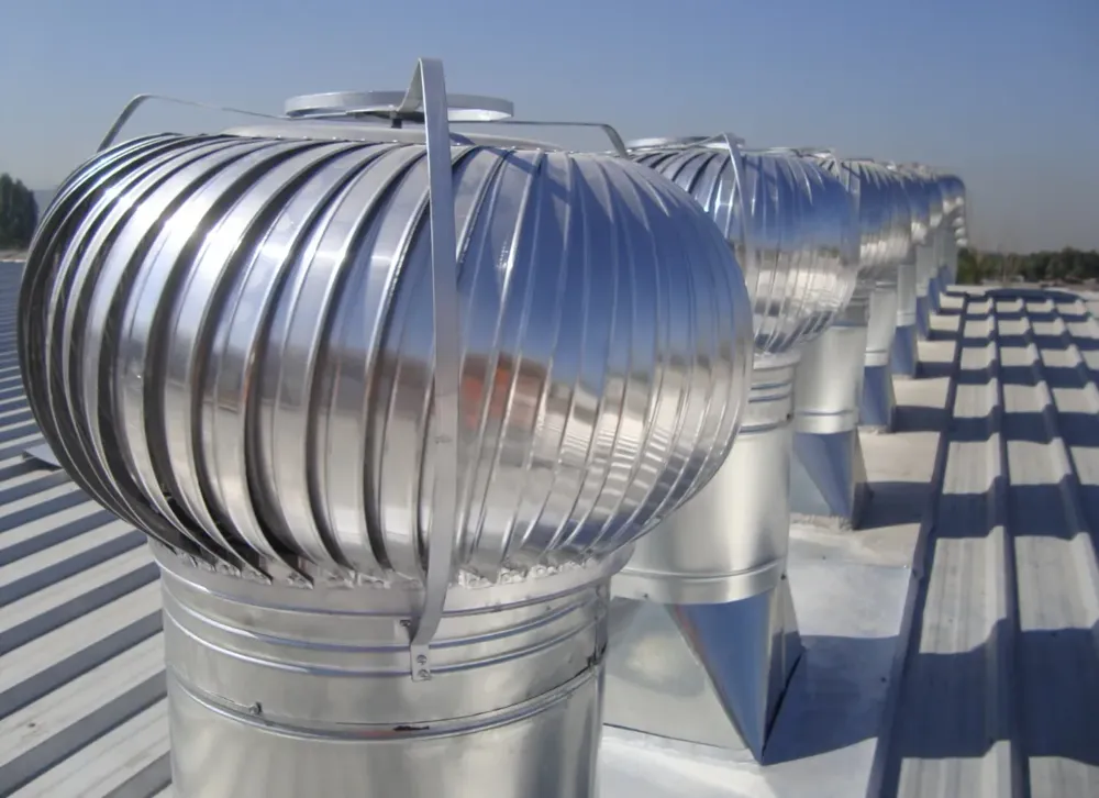 Extractores eólicos instalados sobre cubierta metálica
