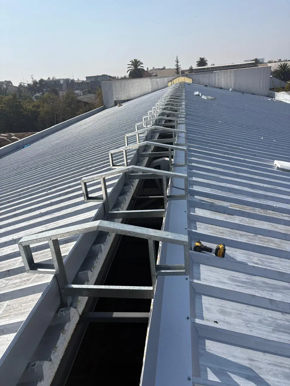 Ventilación lineal gravitacional instalada en cumbrera de galpón